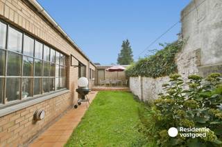Deze ruime rijwoning in Gistel biedt heel wat mogelijkheden voor wie op zoek is naar een renovatieproject met karakter. Met een bewoonbare oppervlakte van maar liefst 193 m² beschikt de woning over ruime leefruimtes en een praktische indeling, waardoor er na renovatie heel wat mogelijkheden zijn om er een aangename gezinswoning van te maken.<br /><br />Op het gelijkvloers bevinden zich een ruime inkomhal, twee kamers die kunnen worden ingericht als bureau of slaapkamer, een royale leefruimte met zithoek en een keuken. Achteraan is er bovendien een ruime berging en toegang tot de buitenruimte. Op de eerste verdieping zijn drie volwaardige slaapkamers en een badkamer aanwezig. De grote zolderverdieping biedt daarnaast nog extra mogelijkheden voor wie bijkomende woon- of hobbyruimte wenst te creëren.<br /><br />Een ruime woning met een interessante ligging en vooral veel potentieel voor wie graag zelf de handen uit de mouwen steekt en een woning volledig naar eigen wensen wil vormgeven.<br />EPC: 569 kWh/m² - UC: 3767592 ~ Vg, Wg, Gvkr, Gvv, Gmo ~ Ref. MI24573