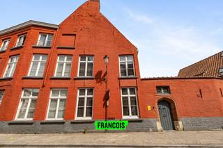 In het charmante Sint-Annakwartier in Brugge bevindt zich deze uitzonderlijk gerenoveerde stadswoning waar authenticiteit en hedendaags comfort harmonieus samenkomen. Achter de statige 19de-eeuwse gevel schuilt een smaakvol gerenoveerd pand dat momenteel wordt uitgebaat als bed & breakfast met twee vergunde gastenkamers, een interessante troef voor wie wonen en toeristische exploitatie wenst te combineren.<br /><br />Op het gelijkvloers bevinden zich een inkomhal met gastentoilet, een praktische berging, een sfeervolle leefruimte met aansluitende eetkamer en een volledig uitgeruste keuken. Vanuit de leefruimtes geniet u van een mooi zicht op de gezellige, volledig omsloten stadstuin.<br /><br />De eerste verdieping beschikt over twee ruime slaapkamers van respectievelijk 23 m² en 28 m², elk voorzien van een eigen badkamer. Op de tweede verdieping bevindt zich een lichtrijke slaapkamer van 34 m² met ensuite badkamer. De bovenste verdieping wordt volledig ingenomen door een royale slaapkamer van 38 m², eveneens uitgerust met een eigen badkamer.<br /><br />De ligging in het Sint-Annakwartier vormt een belangrijke troef. Winkels, horecazaken, scholen, openbaar vervoer en het historische stadscentrum bevinden zich op wandelafstand, terwijl de buurt haar rustige en authentieke karakter behoudt.<br /><br />Deze karaktervolle eigendom combineert ruimte, comfort en historische charme op een toplocatie in Brugge.<br /><br />Plan vandaag nog uw bezoek met Demetrio via demetrio@immofrancois.be of 0474 90 37 80.<br /><br />