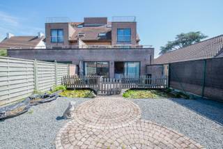 Op de Rijksweg in Wielsbeke bevindt zich dit gelijkvloers appartement met een bewoonbare oppervlakte van ongeveer 90 m². Het appartement maakt deel uit van een kleinschalige residentie en is gelegen achteraan het gebouw, waardoor u geniet van voldoende rust en privacy.<br /><br />Indeling: inkomhal, ruime leefruimte met keuken, 2 slaapkamers, badkamer, gastentoilet, praktische wasplaats/berging, terras en tuin.<br /><br />Het appartement werd gebouwd in 1997 en behaalt een EPC-label C. Bovendien is in de prijs een afzonderlijke garage inbegrepen.<br /><br />Wenst u een bezoek?<br />Contacteer Tom via 0497/85.80.52 of stuur een e-mail naar tom@immoroba.be voor meer informatie of een afspraak.