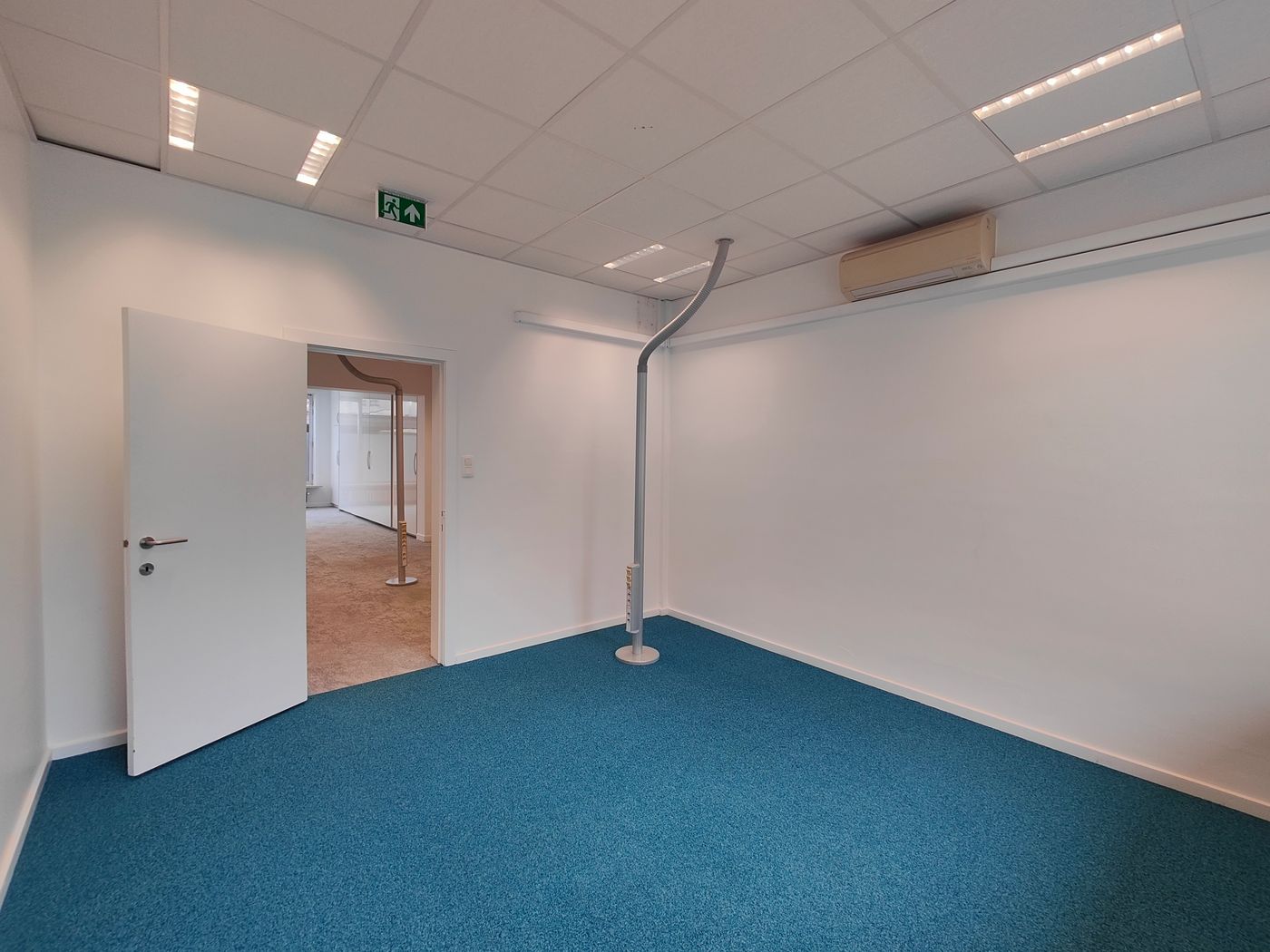 Instapklare en volledig ingerichte kantoorruimte van 96 m² in het centrum van Torhout - foto 4