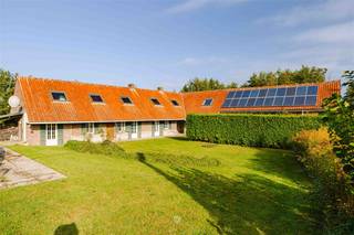 <p><span>MATER – Bent u op zoek naar een uniek gelegen landhuis in een doodlopende straat? </span></p><p><span>Misschien is dit pand dan wel iets voor u! </span></p><p><span> </span></p><p><span>De belangrijkste kenmerken in een notendop: </span></p><ul><li><span>Unieke landelijke ligging met absolute privacy </span></li><li><span>Gelegen op tal van wandel- en fietsknooppunten in een doodlopende straat</span></li><li><span>Oase van rust en instant vakantiegevoel</span></li><li><span>Verschillende schuren en garage </span></li><li><span>Authentieke elementen aanwezig</span></li><li><span>Eindeloos potentieel </span></li><li><span>Perceel van 7687m² met landschapstuin, boomgaard en zwembad</span></li><li><span>20 zonnepanelen aanwezig </span></li><li><span>Geen renovatieplicht</span></li><li><span>Richtprijs: €789.000</span></li></ul><p><span>Zo ziet het hoofdhuis eruit: </span></p><p><span>Op het gelijkvloers treffen we de zeer grote living met houthaard, authentieke balken en binnendeuren. De leefkeuken voorzien van kasten en toestellen die toegang heeft naar de kelder en de aanpalende schuren. Een bureauruimte en een slaapkamer met een badkamer voorzien van een ligbad, een enkele wastafel en een toilet. Een apart gastentoilet. </span></p><p><span>Op de verdieping bevinden zich naast de grote overloop vier slaapkamers en een badkamer voorzien van een bad-combi-douche, een enkele wastafel en een toilet. Eén van de kamers geeft uit op de schuur. </span></p><p><span>Zo zien de bijgebouwen eruit:</span></p><p><span>Een garage en een zeer grote schuur met hoog gewelf die aansluiting kan geven naar de kamers op de verdieping van het hoofdhuis. Garage en schuur zijn voorzien van een handmatige (sectionaal) poort.</span></p><p><span>Zo ziet de tuin eruit:</span></p><p><span>De 360° landschapstuin rondom het huis met boomgaard. De tuin loopt over in de omliggende natuur. Een Zuid-gelegen zwembad. </span></p><p><span> </span></p><p><span> </span></p>