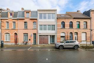 Sint-Niklaas - Looking for a small yield property in the city center? This building consisting of two apartments, a double garage and a deep garden...