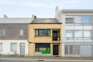 Op een centrale ligging in Oudenaarde bevindt zich deze woning met heel wat potentieel voor wie op zoek is naar een renovatieproject dat volledig naar eigen smaak kan worden ingericht. Dankzij de gunstige ligging bevinden winkels, scholen, openbaar vervoer, verbindingswegen en het bruisende stadscentrum zich op korte afstand.<br /><br />Bij het betreden van de woning komt u terecht in een ruime inkomhal die toegang biedt tot de verschillende leefruimtes. Op het gelijkvloers bevinden zich een ruime woonkamer, een keuken en een badkamer uitgerust met douche en toilet. Achteraan beschikt de woning over een gezellige stadskoer waar u kan genieten van een aangename buitenruimte.<br /><br />Op de eerste verdieping bevinden zich twee ruime slaapkamers en een praktische berging. Een absolute troef van deze eigendom is de grote zolderverdieping, die bereikbaar is via een vaste trap. Deze ruimte biedt tal van mogelijkheden en kan, mits de nodige aanpassingen, verder ingericht worden als extra slaapkamer(s), hobbyruimte, bureau of polyvalente ruimte.<br /><br />Bent u op zoek naar een woning die u volledig naar uw eigen wensen kan renoveren en inrichten? Dan biedt deze eigendom een uitstekende basis op een centrale locatie in Oudenaarde.<br /><br />De woning is momenteel bemeubeld maar is leeggemaakt met gebruik van AI. <br /><br />Interesse in deze woning in Oudenaarde? Vraag vandaag nog uw bezoek aan via Ruben: 0479/60.36.94.<br /><br />Denk je eraan om je woning in Oudenaarde of omgeving te verkopen? Neem vrijblijvend contact op met Ruben van Immo Francois in Oudenaarde voor een gratis schatting via ruben@immofrancois.be of 0479/60.36.94.<br /><br />
