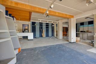 Au centre d'Affligem (Hekelgem), vous trouverez ce local commercial avec logement, très bien situé. Ce bien nécessite certes une rénovation en profondeur, mais offre en même temps de nombreuses possibilités : commerce de détail, profession libérale, bureau, crèche... Il s'agit d'une construction très solide, capable de supporter des transformations. Aujourd'hui, ce bâtiment est agencé comme suit : - rez-de-chaussée : espace commercial d'environ 60 m² avec, à l'arrière, quelques pièces privées (salon et cuisine) - étage : couloir avec trois chambres, une salle de bains et un petit espace de rangement/bureau.
Le grenier, d'environ 60 m², est accessible par un escalier fixe. Sous l'espace commercial se trouve également une cave destinée à accueillir les installations techniques. ATTOUS : très bonne visibilité, très bonne accessibilité (E40 à 3 min en voiture, bus à 50 m, grandes surfaces à proximité (Lidl, Okay, Aldi), gare à 4 km), convient à de nombreuses utilisations.
Vous recherchez un bien immobilier de ce type que vous pourriez aménager selon vos propres souhaits ? Contactez-nous à l'adresse affligem@immoaccenta.be pour organiser une visite.