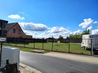 Bouwgrond voor open bebouwing met een oppervlakte van 775m². De voorkant heeft een breedte van 31m, de diepte is 50m. De bebouwbare oppervlakte op het gelijkvloers alleen al is 225 m². De vraagprijs is 260€/m².
Het perceel is effen en met gras begroeid en is voorzien van alle nodige afsluitingen.