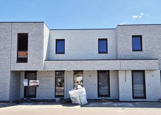 Bent u opzoek naar een strakke halfopen nieuwbouwwoning met 3 slaapkamers, zuid-gerichte tuin, carport en berging op een perceel van 206 m².Deze...