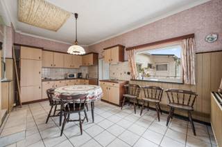 Op zoek naar een woning met ruimte, rust en mogelijkheden? Deze charmante gezinswoning biedt een uitstekende basis om er helemaal uw eigen thuis van te maken. De woning is goed onderhouden, maar kan hier en daar nog wat opgefrist worden, waardoor u de kans krijgt om ze volledig naar uw eigen smaak in te richten.<br />De rustige ligging is één van de grote troeven: u geniet van een aangename woonomgeving met een mooie tuin waar u heerlijk kunt ontspannen, terwijl alle nodige voorzieningen op korte afstand bereikbaar zijn. Scholen, winkels, restaurants en openbaar vervoer bevinden zich vlakbij, wat zorgt voor een ideale combinatie van comfort en bereikbaarheid.<br />Binnenin beschikt de woning over een ruime indeling met maar liefst vier slaapkamers, ideaal voor een gezin of voor wie extra ruimte wenst. De ingerichte keuken sluit aan bij de gezellige leefruimtes, met onder andere twee woonkamers en een aparte eetkamer. Dankzij de verschillende leefruimtes is er volop plaats voor ontspanning, gezellig samenzijn en eventueel een thuiswerkplek.<br />Daarnaast beschikt de woning over een grote garage en twee praktische bergruimtes, waarvan één perfect dienst kan doen als wasplaats. Extra opslagmogelijkheden zorgen voor een aangenaam en georganiseerd wooncomfort.<br />De combinatie van de rustige omgeving, de ruime woning, de mooie tuin en de uitstekende ligging maakt dit een unieke kans voor wie op zoek is naar een ruime gezinswoning met potentieel.<br />Een woning met karakter, ruimte en mogelijkheden, klaar om uit te groeien tot uw nieuwe thuis.