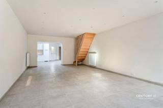 JOURNÉE DE DÉCOUVERTE : samedi 10 octobre, de 14 h 30 à 15 h 30. Soyez les premiers à découvrir ce bien immobilier !www.kleinemarijve19.be Maison rénovée et prête à emménager, avec 2 chambres et un grand jardin à Renaix9600 Renaix | 120 m² de surface habitable | terrain de 280 m² | label EPC BCette maison entièrement rénovée et prête à emménager est située dans un quartier calme et agréable de Renaix. Avec une surface habitable de 120 m², un terrain de 280 m² et un label EPC B, cette maison offre un bel équilibre entre espace, confort et efficacité énergétique.Dès que l'on entre dans la maison, on est immédiatement frappé par l'agréable luminosité naturelle. Les pièces à vivre offrent un cadre de vie confortable et pratique. La maison dispose de deux chambres spacieuses, ce qui laisse suffisamment de place pour une famille, un espace de télétravail confortable ou une salle de loisirs.La cuisine récemment installée constitue un atout majeur de la maison et allie un style contemporain à une grande facilité d’utilisation.À l'arrière, la maison bénéficie d'un grand jardin, situé sur une parcelle de pas moins de 280 m². Un espace extérieur idéal pour se détendre, profiter des journées ensoleillées ou passer de bons moments en famille et entre amis.L'emplacement est également un atout majeur. La maison est située dans un quartier calme, tout en bénéficiant d'une situation centrale, à proximité d'écoles et de divers commerces, à quelques pas de la Grand-Place. Les atouts en brefMaison entièrement rénovée et prête à emménager2 chambres spacieuses120 m² de surface habitableTerrain de 280 m²Label EPC BCuisine et salle de bains neuvesBeaucoup de lumière naturelleGrand jardin à l'arrièreQuartier résidentiel calmeÀ proximité des écolesSituation centrale à RonseEn résumé, une maison bien entretenue et prête à emménager, alliant à la perfection espace, confort, efficacité énergétique et espace extérieur. Une maison idéale pour ceux qui souhaitent emménager sans avoir à effectuer de gros travaux de rénovation et profiter immédiatement de leur nouveau foyer.