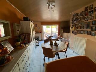 Gezellige rijwoning met 2 slaapkamers en koer te huur in het centrum van Menen. Woning ingedeeld als:* Gelijkvloers:  Inkom, apart toilet, berging...