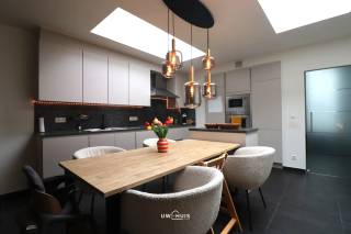Bent u opzoek naar een ruime én instapklare gezinswoning met drie slaapkamers én een gezellige tuin, in het centrum van Temse? <br />Lees en kijk dan snel even verder!<br /><br />Deze woning is ideaal gelegen, in het centrum van Temse. Scholen, winkels en het openbaar vervoer zijn vlakbij. Deze woning heeft een poortje aan de zijkant zodat u gemakkelijk met de fiets, de achterliggende tuin kan bereiken. Deze tuin is ideaal voor een gezin met (kind)eren, tevens is er een tuinhuis aanwezig. Deze woning heeft een EPC-waarde met label C. <br /><br />Indeling:<br />Inkomhal met rechtstreeks toegang tot de lichtrijke leefruimte met open keuken. De keuken is geïnstalleerd met kasten en toestellen. Berging/wasplaats met aansluiting voor het wasmachine en de droogkast (incl. aparte toilet én enorm veel opbergruimte) met rechtstreeks toegang tot de gezellige tuin achteraan (mét tuinhuis). Op de eerste verdieping zijn er twee (ruime) slaapkamers aanwezig met een aparte toilet én een praktische badkamer met inloopdouche, ligbad én dubbel lavabomeubel. Op de tweede verdieping (zolderverdieping) met vaste trap én ramen, bevindt zich de master bedroom. <br /><br />Deze ideale gezinswoning is vrij vanaf 1 augustus 2026.