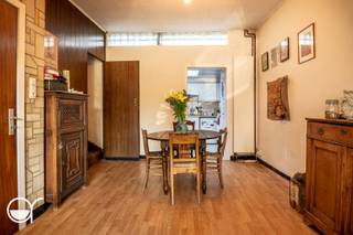 BEZOEKDAGEN VOLZET<br /><br />Deze woning, gelegen in de Vlasgaardstraat 4 te Gent, bevindt zich in een rustige straat op een boogscheut van het stadscentrum. Bovendien ligt het Groenevalleipark op wandelafstand, wat zorgt voor een aangename en groene omgeving. De woning is daarnaast vlot bereikbaar, zowel met het openbaar vervoer als met de auto.<br /><br />Via de inkomhal betreedt u de leefruimte, die aansluit op de keuken en de badkamer (voorzien van douche, lavabo en toilet). Vanuit de inkomhal heeft u eveneens toegang tot de kelder. Op de eerste verdieping bevinden zich twee slaapkamers. De bovenste verdieping beschikt over een bijkomende kamer en een extra ruimte waar een vierde slaapkamer met mezzanine kan worden ingericht.<br /><br />De woning is te renoveren, maar er geldt geen renovatieverplichting, wat extra flexibiliteit biedt. Dankzij de indeling en het volume biedt deze woning tal van mogelijkheden en is ze ideaal als starterswoning, voor studerende kinderen of als investering.<br /><br />De woning is momenteel verhuurd aan €735 per maand.<br /><br />Is dit iets voor u? Plan uw afspraak op onze website vlasgaardstraat4.rosseel.be.<br /><br />Indien meerdere keren de vraagprijs wordt geboden, behoudt de eigenaar zich het recht om eventueel onder gesloten enveloppe te laten bieden door degenen die de vraagprijs boden.
