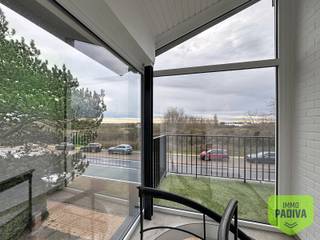 Zeer lichtrijk tweeslaapkamerappartement met open zicht op de duinen en op wandelafstand van de zeedijk en de tramhalte in Middelkerke.Indeling1°V.:...