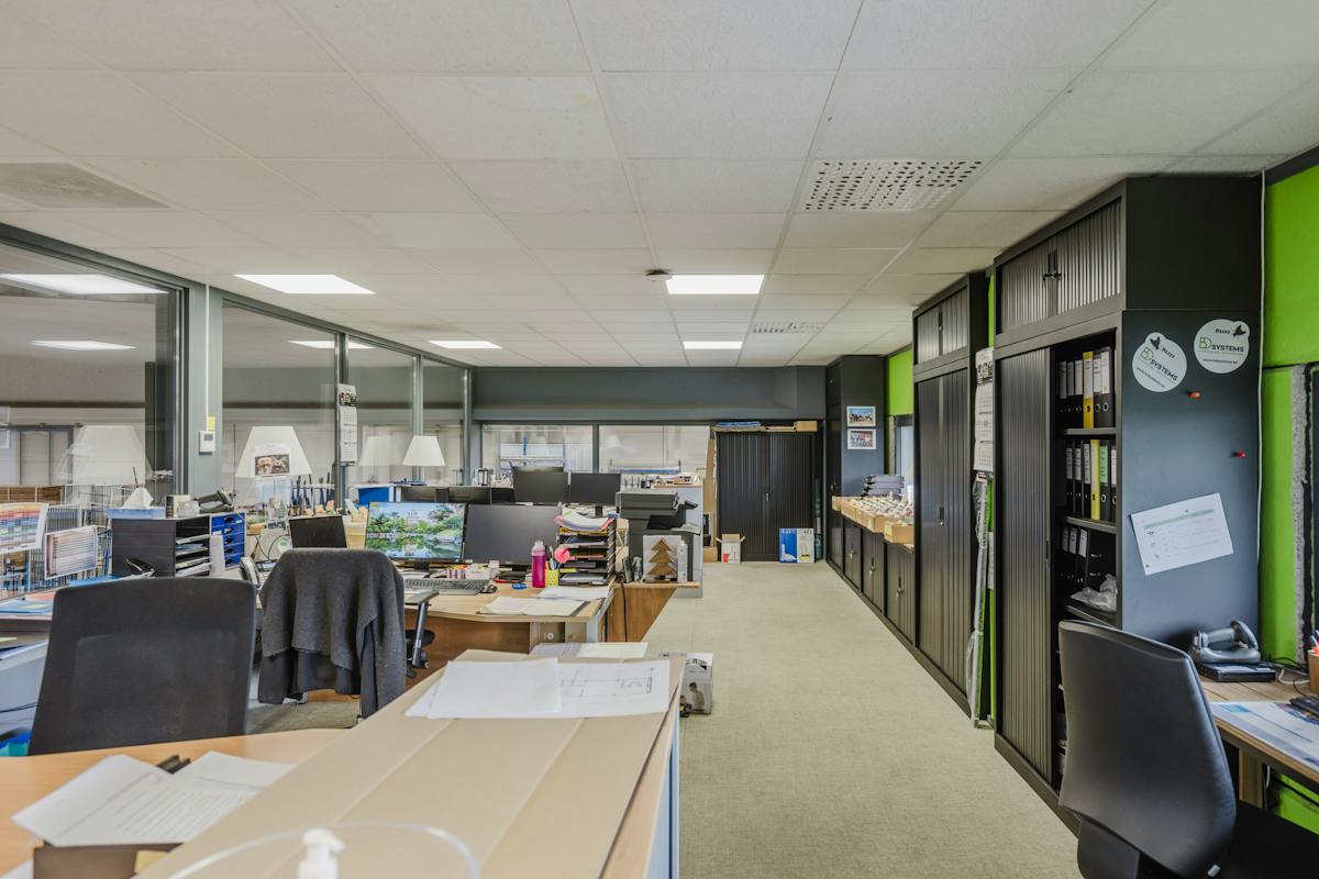 Bedrijfsgebouw te huur in de I.Z. van Spiere-Helkijn - foto 5
