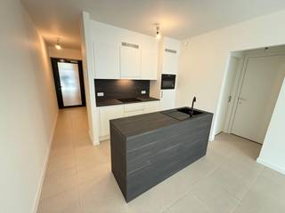 Nieuwbouwappartement gelegen in Residentie Groene Poort op supercentrale ligging in Antwerpen. Het project is opgericht rond een gemeenschappelijke binnnentuin en gelegen aan het nieuwe Vette Ossenplein. Het appartement beantwoordt aan alle recente woonvereisten en geniet een hoogwaardige afwerking.<br /><br />Indeling van het appartement: <br />Via de inkomhal betreed je het appartement. Leefruimte met open ingerichte keuken voorzien van eiland met spoeltafel, kasten, voorzien van toestellen. Slaapkamer 1 op tegels. Badkamer voorzien van dubbbele wastafel, toilet en inloopdouche. Berging met aansluitingen. Terras.<br /><br />Parking 48: € 125 per maand.<br />Algemene onkosten: € 150 per maand. <br /><br />Individuele nutsvoorzieningen. Verwarming met warmtepomp. <br /><br /><br /> 