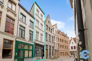 Bent u op zoek naar een zorgeloze vastgoedinvestering met een gegarandeerd rendement op een absolute AAA-ligging? Dan is dit pand precies wat u zoekt.<br /><br />Deze <strong>vergunde</strong> en volledig <strong>up-to-date</strong> opbrengsteigendom bevindt zich op een <strong>sublieme locatie</strong>, pal tussen de Vrijdagmarkt en de Grote Markt – het bruisende hart van de stad.<br /><br />Het handelsgelijkvloers, voorzien van terrasvergunning en kelderverdieping, doet momenteel dienst als horeca ruimte, maar is ook geschikt voor andere commerciële bestemmingen. <br /><br />Op de eerste verdieping bevindt zich een lichtrijk één slaapkamerappartement met een gezellig zonneterras. <br /><br />De tweede en derde verdieping vormen samen een charmante duplex met één slaapkamer en een fenomenaal dakterras.<br /><br />De totale maandelijkse huuropbrengst bedraagt 5.255€ wat een <strong>netto</strong> rendement geeft van 5,75%<br /><br />Het gebouw is <strong>energiezuinig</strong> uitgerust met<strong> 8 zonnepanelen</strong> en een <strong>thuisbatterij</strong> van 10 kWh.<br /><br />Verder beschikt het pand over tal van troeven: het is <strong>instapklaar</strong>, heeft <strong>gunstige EPC’s</strong>, overal <strong>dubbel glas</strong>, een conforme elektrische installatie en is bovendien <strong>asbestvrij</strong>.<br /><br />Kortom: een solide, toekomstgerichte investering op een uitzonderlijke locatie, met onmiddellijk rendement dankzij lopende huurovereenkomsten.<br /><br />Interesse?<br />Voor meer informatie of een bezoek ter plaatse: bel Nico op 0475/50 92 09.