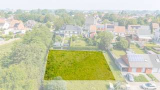 Op dit ruime villaperceel nabij het centrum van Beveren bouw je samen met Hyboma een woning volledig op maat. Dankzij de royale perceeloppervlakte en de flexibele bouwvoorschriften, met keuze uit één of twee bouwlagen en een vlak of hellend dak, krijg je alle vrijheid om jouw ideale thuis vorm te geven.

Je woont hier in een rustige omgeving, vlak bij winkels, scholen en openbaar vervoer. Samen werken we een woning uit die perfect aansluit bij jouw woonwensen, stijl en budget. De afgebeelde woning is een voorbeeld en volledig aanpasbaar aan jouw wensen.

Benieuwd naar de mogelijkheden? De ingang van de verkaveling bevindt zich ter hoogte van Onledemeersstraat 24. Bekijk de ligging en ontdek zelf deze unieke bouwkans.