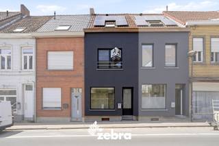 Bij de verkoop van deze woning wordt gewerkt met een<strong> START VANAF PRIJS.</strong><br />Elk prijsvoorstel hoger dan deze start vanaf prijs wordt voorgelegd aan de verkoper(s), die dit al dan niet kan aanvaarden.<br /><br />Deze volledig gerenoveerde woning bevindt zich op een uitstekende locatie nabij het centrum van Tielt, met winkels, scholen, openbaar vervoer en andere voorzieningen op wandel- en fietsafstand.<br /><br />Bij het binnenkomen wordt u verwelkomd in de inkomhal, waar tevens een praktische bureauruimte is voorzien. Verder leidt de woning u naar de lichtrijke leefruimte met aansluitend een volledig uitgeruste open keuken. Op het gelijkvloers bevinden zich daarnaast nog een handige berging en een afzonderlijk gastentoilet.<br /><br />Via de nachthal op de eerste verdieping bereikt u de eerste volwaardige slaapkamer en de stijlvolle badkamer. Deze is uitgerust met een dubbele wastafel, een ruime inloopdouche en een ligbad, zodat u hier kunt genieten van optimaal comfort. Op deze verdieping bevindt zich bovendien nog een apart toilet.<br />Extra wooncomfort wordt gegarandeerd dankzij de vloerverwarming op het gelijkvloers.<br /><br />Op de bovenverdiepingen werden energiezuinige Jaga-convectoren geplaatst, die zowel kunnen verwarmen als koelen.<br />De tweede verdieping biedt plaats aan nog twee volwaardige slaapkamers, ideaal voor een gezin, hobbyruimte of thuiswerkplek.<br /><br />Ook buiten heeft deze woning heel wat troeven te bieden. De volledig omheinde tuin is gunstig georiënteerd naar het zuidwesten, waardoor u de hele dag door van de zon kunt genieten. Het tuinhuis zorgt voor extra bergruimte en dankzij de praktische uitweg achteraan geniet u van extra gebruiksgemak.<br />Deze woning werd bovendien volledig gerenoveerd met bijzondere aandacht voor energiezuinigheid en wooncomfort. Zo beschikt ze over een conforme elektrische installatie, zonnepanelen, een lucht/waterwarmtepomp, ventilatiesysteem type D en een regenwaterput van 10.000 liter.<br /><br />Daarnaast werd de woning uitstekend geïsoleerd, inclusief tussen de verdiepingen, wat bijdraagt aan een aangenaam binnenklimaat en een uitstekende energieprestatie.<br /><br /><strong>Ook wild geworden van deze thuis?<br />Twijfel niet langer en leg vandaag nog uw bezoek vast!</strong>
