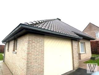 Nette gelijkvloerse alleenstaande villa te Lendelede bestaande uit de inkom, woon/leefruimte met aansluitend de keuken met berging...