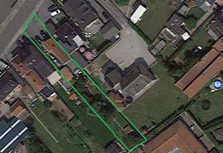 <p><span>Deze woning bevindt zich op een heel mooie locatie in het centrum van Vichte. De woning is gelegen in een rustige wijk, van waaruit de E17 heel snel te bereiken is. Ook ander belangrijke invalswegen zijn makkelijk te bereiken. </span></p><p><span>Verder bevindt de woning zich dichtbij alle belangrijke handelszaken, zoals supermarkten, bakkers, slagers, apotheken,...</span></p><p><span>De tuin van de woning is zuidgericht, u kan dus optimaal van de zon genieten. </span></p><p><span>De indeling van de woning is als volgt:</span></p><p><span>Gelijkvloers: leefruimte, keuken, eetplaats, wasplaats, toilet en badkamer</span></p><p><span>Verdieping: 2 slaapkamers en derde ruimte die als slaapkamer of dressing kan dienen. </span></p><p><span>De woning beschikt ook over een kelder en een aparte garage. </span></p><p><span>Mits enige renovatiewerken biedt deze woning heel veel mogelijkheden. </span></p>