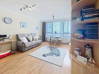 In Residentie Royal Palace bevindt zich dit verzorgd gelijkvloersappartement van het type doorloper. Het appartement beschikt over een lichtrijke open leefruimte met keuken, één slaapkamer, een badkamer met douche en een apart toilet. Dankzij de praktische indeling en de aangename lichtinval is dit de ideale uitvalsbasis aan zee, zowel als vaste woonst, tweede verblijf of investering. Gelegen op een uitstekende locatie vlak bij strand, winkels en openbaar vervoer.