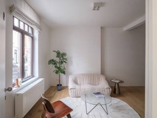 Recent gerenoveerd appartement nabij Gent centrum<br /><br />EPC:B<br />Mobi-score: 9,1<br /><br />Dit appartement vormt de ideale opportuniteit voor wie zich vlakbij het Gentse stadscentrum wil vestigen, in een fris gebouw met slechts 6 units. (Geen syndicus, dus beperkte lasten!) Het appartement bevindt zich op het gelijkvloers, waardoor het super toegankelijk is. De klare leef-en keukenruimte is geheel uitgerust. Hier vinden we een toegang tot het eerste terras. Ideaal voor buitenstockage, je fiets of de vuilnisbakken. Langs de gang passeren we het apart toilet, de badkamer met aansluiting wasmachine, douche en dubbel wasmeubel, alsook de eerste slaapkamer. De laatste ruimte is de grote slaapkamer, met aansluitend een heerlijk stadstuintje met namiddagzon. Rust gegarandeerd. <br /><br />De woning bevindt zich vlakbij, maar beschut van de Rooigemlaan (kleine ring), waardoor alle verbindingen met OV en fietsroutes (Coupure) nabij zijn, zonder de drukte of het lawaai. Op enkele minuten sta je op de Korenmarkt, Kouter en Gravensteen. Verhuurwaarde: 845 euro Zeer geschikt voor: starters, ouders met studerende kinderen, investeerders, mensen die geen trappen willen nemen. Bel of mail nu voor een afspraak!<br /><br />CONTACT: Laura via 0473 41 35 62 of mail naar info@vicusvastgoed.be