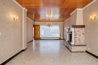In het centrum van het pittoreske Rollegem, met perfecte ZuidWest-oriëntatie...<br /><br />Via de inkomhal is er rechtstreekse toegang tot de leefruimte met aansluitend de keuken. De keuken grenst nog aan de kelder en de garage, waar zich ook een apart gastentoilet bevindt. <br />Via een rechtstreekse doorgang is er toegang vanuit de garage tot de tuin. <br /><br />Op de eerste verdieping zijn er 3 slaapkamers en een badkamer aanwezig. Boven de slaapkamers is via een zoldertrap de grote zolder aanwezig. Mits het plaatsen van een vaste trap, kunnen hier nog meerdere kamers ingedeeld worden. <br />Er is nog een tweede zolder, boven de garage, die reeds geïsoleerd is en nu dienst doet als technische berging voor de centrale verwarmingsketel en boiler.<br /><br />De tuin met terras heeft een perfecte zonoriëntatie.<br /><br />Dit huis ligt in het centrum van Rollegem, een deelgemeente van Kortrijk die enorm aan het opwaarderen is! Met een bakker, beenhouwer, krantenwinkel, apotheker... zijn de belangrijkste buurtwinkels op wandelafstand nabij. Ook scholen en openbaar vervoer zijn in de onmiddellijke omgeving aanwezig.