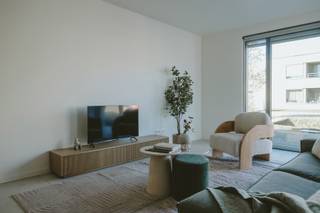 Dockx realiseerde in de landelijke omgeving van Testelt 18 energie zuinige service flats voorzien van alle wooncomfort met functies zoals handgrepen, noodoproepsystemen en rolstoeltoegankelijkheid. 

De woningen zijn voorzien van één of twee slaapkamers, open leefkeuken, woonkamer en badkamer met inloopdouche. Deze hebben allen een bewoonbare oppervlakte tussen 72m² en 124m² en zijn voorzien van ruime terrassen tot wel 63m². Het volledige complex is voorzien van ondergrondse parkeerplaatsen en bergingen.
 
De gezellige ontmoetingsruimte is ontworpen om een ​​warme en uitnodigende sfeer te creëren waar bewoners graag samenkomen en een gezellige babbel kunnen hebben.

De ruime assistentiewoningen hebben alle wooncomfort voor actieve senioren en zijn onmiddellijk beschikbaar. 

- Locatie: Plaats-Vondel 21 te Testelt
- Centrale rustige ligging
- Oppervlaktes van 72m² tot 124m²
- Ruime terrassen (gemiddeld 30m²)
- Erkend door Agentschap Zorg&amp;Gezondheid
- 12% BTW + vrijstelling OV voor 10 jaar
- Startprijzen excl. kosten vanaf €275.000,-

Hebben wij je interesse gewekt? Neem dan snel contact met ons op!

jolien@dockx.com
+32 14 37 75 73