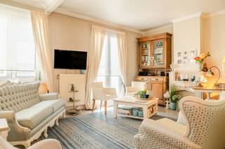 Welkom in het centrum van <strong>Melsele,</strong> waar dit unieke <strong>woning met de handelsruimte van ca. 360 m²</strong> bewoonbare <strong>oppervlakte</strong> op een perceel van <strong>160 m²</strong> een zeldzame kans biedt voor ondernemers, investeerders en creatieve geesten. Dankzij de <strong>zichtlocatie op een drukke invalsweg</strong> geniet je hier van maximale visibiliteit én bereikbaarheid. We stappen binnen via de <strong>karaktervolle gevel,</strong> die meteen in het oog springt en een professionele uitstraling geeft.<br />De deur opent naar een <strong>ruime toonzaal,</strong> ideaal als winkelruimte, showroom of praktijk. De royale indeling biedt eindeloze mogelijkheden om jouw commerciële concept hier tot leven te brengen.<br />Vanuit de toonzaal lopen we door naar de <strong>gezellige binnenkoer</strong> – een charmante buitenruimte die kan dienen als ontspanningsplek of ontvangstruimte.<br />Aansluitend vinden we <strong>de achterbouw met werkatelier,</strong> perfect geschikt voor opslag, productie of creatieve invulling.<br /><br />Op de verdieping bevindt zich een <strong>volwaardig woongedeelte met aparte toegang</strong>. Dit maakt het gebouw ideaal voor wie wonen en werken wil combineren.<br />Bovenop dit alles zijn er nog <strong>twee grote zolderruimtes</strong> die flexibiliteit bieden: uitbreiding van de woonruimte, kantoor, atelier of extra stockageruimte.<br /><br /><u><strong>Waarom dit pand uniek is:</strong></u>
<ul>
<li>360 m² multifunctionele bewoonbare oppervlakte</li>
<li>Woongelegenheid, Opslagruimte en én één Commerciële ruimte,</li>
<li>Authentieke gevel met uitstraling en charme</li>
<li>Binnenkoer en achterbouw met werkatelier</li>
<li>Aparte toegang tot het woongedeelte</li>
<li>Twee ruime zolders voor stockage of uitbreiding</li>
<li>Zichtlocatie in de levendige dorpskern van Melsele</li>
</ul>
<u><strong>Technisch</strong></u>
<ul>
<li>EPC: Label F <strong>-> Een label D is makkelijk te behalen door het plaatsen van dakisolatie. De verkopers willen hierin tegemoetkomen.</strong></li>
<li>G-&P-score: C&C</li>
<li>Stedenbouwkundige info: Wg – Vg – Gvv – Gmo – Gvkr</li>
<li>Renovatieplicht van toepassing</li>
</ul>
Deze woning is meer dan vier muren – het is een canvas voor jouw onderneming, een thuisbasis en een investering in de toekomst.<br />Laat deze <strong>unieke kans</strong> niet voorbijgaan en plan vandaag nog jouw bezoek <strong>via 0465 00 38 27 of 03 369 70 33.</strong><br />