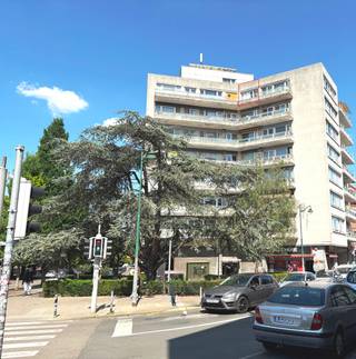 This 2-bedroom apartment of 78 m² offers a great combination of location and potential. Enjoy a bright living space, a practical semi-open kitchen, and two terraces to make the most of your outdoor moments.<br />The location is a real asset – close to schools, shops, and public transport.<br /><br />Some updating is still needed, but that gives you the chance to make it truly your own. Another plus: the electrical installation is already compliant.<br />Ideal for first-time buyers, smart investors, or handy buyers looking for a place with potential.<br /><br />Ready to discover the possibilities? Schedule your visit today and be surprised by the space and potential this apartment has to offer!<br />Ask your visit on www.wsb-immo.be.