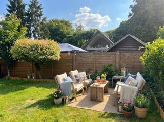 <p><span>UNIEKE KANS!</span></p><p><span>Modern opgetrokken woning gelegen in de volkstuinen tussen de Watersportbaan en de Bourgoyen Meersen.</span></p><p><span>Deze vakantiewoning situeert zich in een oase van rust vlakbij het levendige, bruisende Gent op 10 minuten fietsafstand.</span></p><p><span>De woning bestaat uit een gasten toilet, ruime lichtrijke leefruimte met open geïnstalleerde keuken en een zithoek/eethoek aansluitend zonnig zuiderterras met zicht op de mooi aangelegde tuin met nieuw tuinhuis.</span></p><p><span>Er is één slaapkamer aanwezig in de woning (maar mogelijkheid tot maken van tweede slaapkamer), badkamer met dubbele lavabo en inloopdouche, </span></p><p><span>Ideaal voor studenten of als jullie persoonlijke weekend/vakantie-oase!</span></p><p><span>Domicilie niet mogelijk.</span></p><p><span>Voor meer info contacteer Anouk van Pattymo <span>anouk@pattymo.be</span></span><span> 0476635628</span></p><p><span> </span></p><p><span> </span></p><p><span> </span></p>