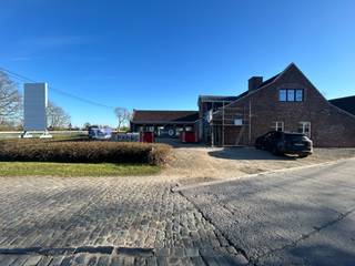Deze ruime en veelzijdige handelsruimte is gelegen op een toplocatie langs de N60 in Ouwegem, met een vlotte verbinding tussen Oudenaarde en Gent.<br />Extra troef is het grasplein van ca. 1.700 m², dat eveneens gebruikt kan worden.<br /><br />Het pand wordt momenteel nog gerenoveerd door de eigenaar.<br />Er zullen nieuwe ramen, vloeren... aangebracht worden.<br /><br />Het pand omvat een totale oppervlakte van 652 m² en bestaat uit:
<ul>
<li>Toonzaal / handelsruimte van 452 m² met mezzanine van 200 m²</li>
<li>Gemeenschappelijke inkom</li>
</ul>
De ruimtes zijn flexibel en kunnen opgesplitst worden volgens behoefte.<br /><br />Daarnaast beschikt het pand over:
<ul>
<li>Ruime parking met ± 20 parkeerplaatsen</li>
<li>Voldoende manoeuvreerruimte voor leveringen met vrachtwagens</li>
<li>Keramische tegelvloer</li>
<li>TL-verlichting en spots</li>
<li>Vloerverwarming</li>
<li>Geïsoleerd zadeldak</li>
<li>Sanitaire voorzieningen</li>
</ul>
<u><strong>Mogelijkheid tot huren kantoorruimte</strong></u> van 120 m² met mezzanine van 60 m² en kitchenette.<br /><br />De ligging zorgt voor een uitstekende visibiliteit en bereikbaarheid, zowel met de wagen als met het openbaar vervoer.<br /><br />Kortom: een veelzijdig en commercieel interessant pand op een strategische locatie.<br /><br />Bezoek zeker de moeite waard!