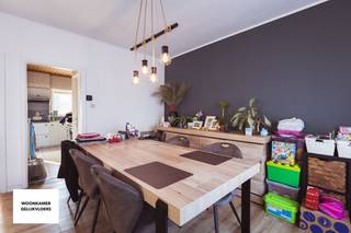 Deze op te frissen halfopen eengezinswoning is gunstig gelegen op een centrale & rustige locatie in een kindvriendelijke & residentiële omgeving op slechts enkele minuten van het centrum van Grobbendonk met in de directe nabijheid winkels, openbaar vervoer, een basisschool vlakbij & belangrijke invalswegen. Zo is de op-en afrit van de autostrade (E313) slechts op 10 minuten gelegen. <br /><br /><u>Indeling kelder:</u> volledig onderkelderd en ingericht als opslagruimte & garage<br /><br /><u>Indeling gelijkvloers:</u> inkomhal, woonkamer met eetruimte, keuken, berging (wasmachine + droogkast), gastentoilet, badkamer, terras & tuin (ZO-oriëntatie)<br /> <br /><u>Indeling eerste verdieping:</u> nachthal, toilet & 4 slaapkamers<br /><br /><u>Indeling tweede verdieping:</u> bergzolder<br /><br /><strong>BIJZONDERHEDEN:</strong><br /><br />- Centrale, rustige ligging nabij centrum Grobbendonk & autostrade (E313)<br />- Basisschool vlakbij (kindervriendelijke buurt)<br />- 4 ruime slaapkamers<br />- GEEN renovatieverplichting<br />- Nieuwe HR-ketel van 2024<br />- Schuin dak 15 cm isolatie<br /><br /><strong>Beschikbaar bij akte na betaling.</strong><br /><br />Voor meer info of een bezoek kan u ons bereiken op +32 473 37 28 40 of info@immobilli.be