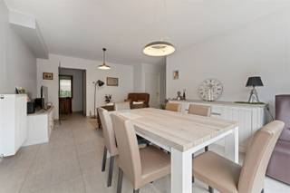 Instapklaar appartement te huur centrum Hulste.Dit aangenaam appartement bestaat uit inkom met toilet, leefruimte met terras , volledig ingerichte...