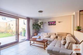 Deze ruime, op te frissen, woning met veel potentieel is gunstig gelegen vlakbij het centrum van Gent. De eigendom bestaat momenteel uit...