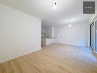 Dit energiezuinige gelijkvloers appartement is gelegen in de kleinschalige nieuwbouwresidentie Alexis.<br />Gelegen langs een invalsweg, op een boogscheut van het centrum van Waregem.<br />Het appartement omvat : <span><span>Inkomhall, gastentoilet, <strong>1</strong> slaapkamer (13m²), bergplaats, badkamer met inloopdouche, leefruimte met open keuken (samen 40m²), terras 4m².</span></span><br /><span>Inclusief Parking P8</span><br /><span><u><span>Elk appartement is hoogwaardig afgewerkt en voorzien van alle hedendaagse en vooruitstrevende technieken:</span></u></span>
<ul>
	<li><span><span>Perfect geïsoleerde bouwschil met hoge luchtdichtheid en een hoog akoestisch comfort</span></span></li>
	<li><span><span>Vloerverwarming met warmtepomp (lucht-water) (ook comfortkoeling)</span></span></li>
	<li><span><span>Constante aanvoer van verse lucht dmv een ventilatiesysteem type D met warmterecuperatie </span></span></li>
	<li><span><span>Zonnepanelen voor ieder appartement (privatief)</span></span></li>
	<li><span><span>Domotica pakket Velbus</span></span></li>
	<li><span><span>Gegarandeerd lagere energiefacturen (+/- E 12)</span></span></li>
	<li><span><span>Volledig ingerichte keuken voorzien van alle inbouwapparatuur</span></span></li>
	<li><span><span>Het appartement werd volledig geschilderd</span></span></li>
	<li><span><span>Berging voor vuilnis</span></span></li>
	<li><span><span>Fietsenstalling</span></span></li>
	<li><span><span>Beschikbaar vanaf 01/02/2026</span></span></li>
</ul>