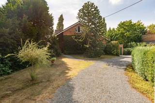 Wonen in alle rust, omringd door groen en weilanden? Dan verdient deze charmante woning aan de Wakkensteenweg 150 te Wielsbeke zeker uw aandacht.<br />Deze kloek gebouwde woning uit 1961 is gelegen op een bijzonder aangename en rustige locatie. Via een privatieve oprijlaan bereikt u de woning, waardoor u geniet van heel wat privacy en een gevoel van ruimte. Deze woning beschikt over een aangename, ruime tuin waar het heerlijk vertoeven is.<br />U komt binnen in een imposante inkomhal met rustieke draaitrap als eyecatcher. Binnen biedt de woning een mooie basis en tal van mogelijkheden. De ruime woonkamer met geïntegreerde eetkamer geniet van een verrassend mooi uitzicht.<br />Een afzonderlijk keuken met eethoek, te renoveren met aansluitend een praktische wasplaats/technische berging.<br /><br />Op het gelijkvloers zijn er 2 volwaardige slaapkamers aanwezig, gastentoilet en badkamer met ligbad, dubbel lavabomeubel en toilet.<br /><br />Op de verdieping is er een zeer grote slaapkamer met een zolderverdieping ernaast. <br />Ook aan bergruimte is er geen gebrek: de woning beschikt over een aparte garage, een zeer ruime zolder die polyvalent kan gebruikt worden. Bovendien is het huis volledig onderkelderd.<br /><br />Deze verborgen parel is op een hoogte gebouwd en is omgeven door zonnige terrassen.<br /><br />Deze karaktervolle woning is toe aan een grote opknapbeurt en kan dankzij haar stevige constructie heel wat renovatiekosten dragen. Wie bereid is de handen uit de mouwen te steken, krijgt hier de kans om de woning volledig naar eigen smaak en wensen te renoveren.<br /><br />Heeft deze woning uw interesse gewekt? <br />Contacteer <strong>Dominique + 32 476 77 31 31</strong> of mail <strong>dominique@vastgoedcanniere.be</strong> voor meer info of een bezoek ter plaatse!<br />
