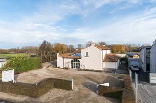 Lumière, espace et confort sont le fil conducteur de la villa. Grâce aux baies vitrées, l'espace de vie spacieux s'intègre parfaitement à la...