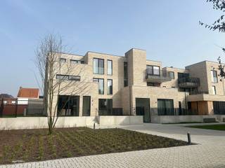 Laaste nieuwbouwappartement (134m²)<b> </b>met 3 slaapkamers en ZW-terras gelegen op de eerste verdieping, rustig gelegen helemaal achteraan in het project! <br />De appartementen zijn gelegen in residentie Den Tram, op wandelafstand van de Bergstraat en het Cultureel centrum, doch zeer rustig met de focus op groen en natuur. <br /><br />Indeling: inkomhal; apart toilet; technische berging; lichtrijke woonkamer met prachtig zicht op de binnentuin van het project en toegang tot het ZW-gericht terras; geïnstalleerde open keuken voorzien van de nodige toestellen; ruime nachthal met mogelijkheid tot plaatsen van ingemaakte kasten; 3 slaapkamers; apart toilet; 1ste badkamer bevat dubbele lavabo en bad; 2de badkamer bevat lavabo, douche en aansluiting voor WM/DK. <br /><br />Verplichte aankoop van ondergrondse parking, kelderberging en fietsenstalling. <br /><br />Algemeen: <br />- E-peil 20 (50% korting op onroerende voorheffing gedurende 5 jaar) <br />- Duurzaam wonen met o.a. warmtepompen, standaard vloerkoeling, PV-panelen en regenwaterrecuperatie<br />- Gemeenschappelijke groene zone<br />- Verkoop onder 21% BTW <br /><br />Voor meer info of een bezoek: 0472 22 22 88 of danielle@solittvastgoed.be.<br /><span></span>