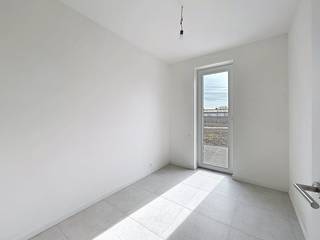 'Nexuss' is een duurzaam nieuwbouwproject in Schelle, met 64 wooneenheden en een commerciële ruimte. Met appartementen, duplexen en stapelwoningen van één tot vier slaapkamers heeft u een ruime keuze. Het groene en moderne project is zeer centraal gelegen, met alle noodzakelijke voorzieningen in de buurt en op korte afstand tot grootsteden als Antwerpen, Mechelen en Sint-Niklaas.De voornaamste troeven van het project ‘Nexuss’ zijn:- BEN-normen: E-peil 20- Zonnepanelen, individueel per appartement- Vloerverwarming, door warmtepomp, en elektrische handdoekradiator- Ventilatiesysteem type D- Prachtige terrassen- Ondergrondse parkeerplaats en berging- Moderne en groene architectuur- Toekomstgericht door duurzame en energiezuinige materialenDit appartement, met 3 slaapkamers, van ca. 110m² is gelegen aan de Provinciale Steenweg 423 te Schelle.Indeling appartement:- Inkomhal- Berging- Badkamer- Toilet- Leefruimte met keuken- 3 slaapkamers, waarvan 1 met dressing- TerrasDe werken zijn inmiddels al begonnen en de oplevering wordt najaar 2025 voorzien.Wenst u meer te weten over dit geweldige project? Aarzel niet om ons te contacteren!