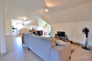 Aan de voet van het Kluisbos treffen we dit goed onderhouden appartement, op wandelafstand van de dorpskern van Ruien. Kortom, een ideale combinatie van rust en comfort.<br /><br />Dit appartement is gelegen op de tweede verdieping van een rustige residentie en is ingedeeld als volgt: we betreden het appartement via de inkomhal, aansluitend treffen we de bijzonder ruime woon- en leefruimte met geïnstalleerde open keuken en balkon. Verder is het appartement voorzien van een zeer ruime slaapkamer, technische berging, dressing en bureauhoek die tevens kan ingericht worden als bijkomende slaapkamer. De badkamer is uitgerust met een dubbele wastafel, een ligbad, een douche, aansluiting wasmachine en een apart toilet. <br /><br />Extra troef is dat er <strong>een garagebox</strong> met bergzolder is inbegrepen!<br /><br />Interesse? Contacteer Kyamo De Smet: 0479 06 13 71