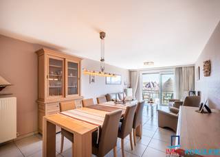 Koksijde-Bad, Residentie Pablo II, Zonnig appartement met 2 slaapkamers en terras met zijdelings zeezicht, 4e verdieping met lift.Bestaande uit:...