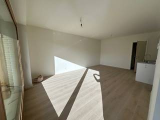 Locatie:Op een centrale en rustige ligging, met open zicht op het nieuw aangelegde plein vinden we dit energiezuinig nieuwbouwappartement op de 1e...