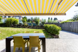 <p>Een toffe en lichtrijke woning bereikbaar via 2 straten. De achtergevel in de Kruisstraat met ingang parking en de voorkant in de eenrichtingsstraat de Groeneweg dichtbij de natuur. Ideaal voor de wandel en fietsliefhebbers.  De woning heeft een EPC B, zonnepanelen, een splinter nieuwe condensatie ketel en is onmiddellijk instapklaar na een lekje verf. <br /><br />Indeling gelijkvloers: inkomhal met gastentoilet en traphal. Grote open leefruimte met veel daglicht en grote schuiframen in directe connectie met de tuin en het zonnig terras met een gele gestreepte luifel dat instant een vakantiegevoel geeft.<br />De keuken is een absolute gezellige open en praktische plaats. Er is ook nog de garage met de wasplaats en de extra berging.<br /><br />De eerste verdieping: 3 slaapkamers, een badkamer met bad, douche en lavabo, een apart toilet en een extra praktische berging. <br />De zolder is ideaal als bijkomende berging.<br /><br />De buitenomgeving is ook goed voorzien en ingericht met veel parkeerplaats, een tuin die de woning omringd en een top terras. <br />Aan de rand van de stad op amper 15 min stappen en dichtbij de natuur. Alle faciliteiten openbaar vervoer juist aan de deur. <br />Comfortabele ruime woning. Kom zeker een bezoek brengen en neem contact op met Fabienne 0475/34.00.40<br /> </p>

<p> </p>