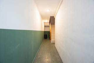 <p>Deze <strong>leuke en instapklare duplexwoning</strong> is gelegen in het gegeerde <strong>Oud‑Berchem</strong>, op wandelafstand van station Berchem, winkels, horeca en het openbaar vervoer. Een ideale combinatie van stadsleven en comfortabel wonen.</p><p><br /></p><p>De woning werd recent opgefrist en voldoet aan de hedendaagse woonnormen. Zo werden zowel de <strong>keuken als de badkamer volledig vernieuwd in 2023</strong>, is de <strong>elektrische installatie conform</strong> en werd een <strong>nieuwe verwarmingsketel geplaatst in 2025</strong>. Dankzij het <strong>EPC‑label C</strong> geniet je van een energiezuinige woning zonder renovatieverplichting.</p><p><br /></p><p><strong>Indeling</strong></p><p>Je komt binnen via de privatieve inkomhal, die overgaat in een traphal. Verder vind je de <strong>lichtrijke woonkamer</strong>, aansluitend de <strong>moderne keuken</strong> en de badkamer.</p><p><br /></p><p>Via de trap bereik je de bovenverdieping met een nachthal en <strong>twee slaapkamers</strong>.</p><p>Deze duplex is perfect voor starters, jonge koppels of investeerders die op zoek zijn naar een zorgeloos en goed gelegen pand.</p><p><br /></p><p><strong>Troeven</strong></p><ul><li>Gelegen in Oud‑Berchem</li><li>Vlakbij station Berchem, winkels en voorzieningen</li><li>Keuken &amp; badkamer vernieuwd in 2023</li><li>Nieuwe ketel (2025)</li><li>EPC C</li><li>Elektrische installatie conform &amp; volledig vernieuwd</li><li>Geen gemeenschappelijke kosten</li><li>Instapklaar</li><li>Privatieve inkomhal dat enkel toegang geeft tot het appartement</li></ul>