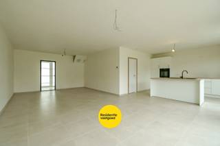 Welkom in de Camiel Meysmansstraat 16, een gesloten nieuwbouwwoning met vier slaapkamers en aangename tuin in Wijnendale. De woning combineert comfort, praktische ruimtes en een kwalitatieve afwerking.<br /><br />Via de inkomhal met gastentoilet komt u terecht in de lichtrijke leefruimte, voorzien van grote raampartijen en een groot schuifraam met zicht op de tuin. De eetplaats loopt naadloos over in de open keuken uitgerust met alle toestellen, aansluitend is er een handige wasplaats/berging. Daarnaast is er een inpandige garage, ideaal voor uw wagen, fietsen of als extra opbergplaats.<br /><br />Op de eerste verdieping bevinden zich drie volwaardige slaapkamers. Verder beschikt deze verdieping over een afzonderlijk toilet, praktische berging en badkamer met inloopdouche, ligbad en dubbele lavabo met onderkast. Op de zolderverdieping bevindt zich de vierde slaapkamer.<br /><br />Buiten geniet u van een mooi aangelegde terras. De omheining en het tuinhuis worden nog voorzien. Achteraan is er bovendien een uitweg aanwezig met parkeergelegenheid.<br /><br />Kortom, een instapklare gesloten bebouwing met vier slaapkamers, garage, zonnepanelen en aangename buitenruimte op een goede ligging in Torhout.<br /><br />Warm geworden van deze eigendom? Contacteer ons vandaag nog voor een bezoek!<br /><br />Beschikbaar: 1 juli 2026 - Prijs: €1195/maand