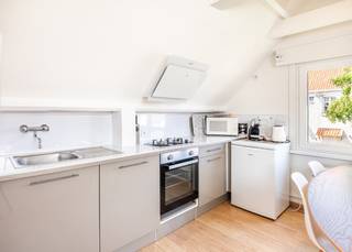 Op de derde verdieping van de kleinschalige residentie Beaulieu bieden wij u dit gezellig dakappartementje met 2 compacte slaapkamers aan. Dit gebouw is gelegen in de rustige Vlaanderenstraat en bevindt zich vlakbij het commercieel centrum van Koksijde. De zee en het openbaar vervoer bevinden zich op wandelafstand.<br /><br />Het gerenoveerde appartement werd als volgt ingedeeld: lichtrijke leefruimte | volledig uitgeruste keuken | badkamer met douche, lavabo in meubel en toilet | afzonderlijke berging | twee compacte slaapkamers met schuifdeuren.<br /><br />Kleinschalige residentie ZONDER lift, zeer lage gemeenschappelijke lasten (syndicus kosten)! Er is een privatieve kelder aanwezig die vlot toegankelijk is.<br /><br />Op zoek naar uw instapklaar stekje te Koksijde? Contacteer ons snel voor een afspraak aan dit appartement!