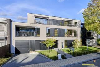 In de onmiddellijke periferie van Lommel Centrum staat dit recent penthouse op nieuwe bewoners te wachten. Het appartement is bereikbaar via een...