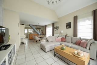 Instapklare gezinswoning te koop!<br /><br />Troeven:<br />- Gebouwd in 2001<br />- GEEN renovatieverplichting (EPC label C)<br />- Volledig instapklaar<br />- 3 slaapkamers<br />- Extra ruimte door een open en een afgesloten veranda<br />- Gelegen in een doodlopende straat<br /><br />Deze woning, gebouwd in 2001, wordt verkocht.<br />Via de voordeur komen we in de inkomhal die voorzien is van een ingebouwde kast en toegang geeft tot het aparte toilet en de open leefruimte. De leefruimte is heel speels en voelt zeer groot, doordat een gedeelte een zeer ruime plafondhoogte heeft. Er zijn veel raampartijen voorzien en een open trap richting het bovenverdiep.<br />Verder is er vanuit de leefruimte aansluiting met de volledig ingerichte keuken. Ook is er nog toegang tot een aparte bureau/slaapkamer en de berging die vervolgens aansluit op de badkamer met douche en lavabo.<br /> <br />Op verdiep vinden we vervolgens drie slaapkamers. Deze kamers zijn alle drie voorzien van laminaat. Verder vinden we nog een tweede toilet terug.<br /><br />Om alles compleet te maken, is er nog een dubbele veranda achter het huis geplaatst. Eén veranda kan volledig afgesloten worden met glaspartijen, wat het heerlijk vertoeven maakt in de tussenseizoenen. Uiteraard kunnen beide veranda's ook volledig opengezet worden, waardoor hier gezellig buiten gezeten kan worden.<br /><br />De woning is voorzien van PVC-ramen met hoogrendementsglas, wordt verwarmd op gas (ketel van 2019) en heeft een EPC-label C met score 251.<br /><br />Alles is zeer netjes onderhouden en er is voldoende plaats op het eigen perceel en naast het perceel om diverse voertuigen kwijt te kunnen. Doordat de woning achteraan in een doodlopende straat ligt, geniet u van veel rust en komt er enkel plaatselijk verkeer ooit.<br /><br />Indien u interesse heeft om rustig te wonen in Achel, contacteer ons door te mailen naar info@vastgoedfransen.be of te bellen op 011 64 55 00.