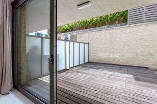 <p><span>Op een toplocatie op het Zuid, tussen het Zuidpark en het KMSKA, bevindt zich dit kwalitatief afgewerkte appartement op de eerste verdieping van residentie Zuiders Dok III. Tal van restaurants, winkels en musea op wandelafstand, terwijl de nabijheid van belangrijke invalswegen zorgt voor een uitstekende bereikbaarheid.</span></p>
<p><span>Via het schuifraam sluit de leefruimte aan op een royaal terras van ca 25 m², dat een uitzonderlijke buitenruimte biedt op het Zuid. De open keuken is uitgerust met kwalitatieve Miele-toestellen, waaronder een inductiekookplaat, vaatwasser en spoelbak.</span></p>
<p><span>De masterbedroom beschikt over een ensuite badkamer voorzien van een ligbad, wastafel en stijlvol Vola-kraanwerk. Daarnaast is er een tweede kamer die zich perfect leent als bureau, dressing of babykamer.</span></p>
<p><span>Verder beschikt het appartement over een apart toilet met handenwasser.</span></p>
<p><span>De hoogwaardige afwerking wordt extra onderstreept door de inbegrepen linnen gordijnen en de designverlichtingsarmaturen van Nemo Lighting. <br /><br />Op de ondergrondse verdieping bevindt zich een gemeenschappelijke fietsenstalling.</span></p>