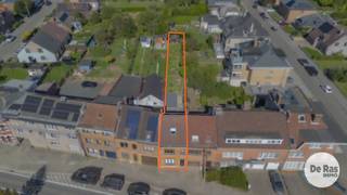 EERSTE KIJKDAG ZAT. 10/10/26 VAN 10U tot 14U (op afspraak 053.60.65.60!!) <br />ITTERBEEK - Woning met 3 slaapkamers en mooie tuin in Itterbeek<br /><br />Op een gunstige locatie langs de Lenniksebaan in Itterbeek bevindt zich deze ruime woning met 3 slaapkamers, een mooie tuin en heel wat potentieel. De woning is doorheen de jaren goed onderhouden, maar kan vandaag een opfrissing gebruiken. Ideaal voor wie op zoek is naar een woning die volledig naar eigen smaak kan worden ingericht.<br /><br />Via de inkomhal kom je binnen in de woning. Vervolgens bereik je de aangename en lichtrijke leefruimte, met aansluitend de praktisch ingerichte keuken.<br /><br />Verder beschikt de woning over een badkamer en twee slaapkamers. Op de bovenste verdieping bevindt zich de derde, ruime slaapkamer onder het dak, die dankzij haar oppervlakte ook mogelijkheden biedt voor bijvoorbeeld een bureau- of hobbyhoek.<br /><br />De woning is bovendien onderkelderd en biedt hierdoor heel wat extra bergruimte.<br /><br />Buiten geniet je van een mooie tuin, een fijne troef voor wie graag over voldoende buitenruimte beschikt.<br /><br />Dankzij de combinatie van de beschikbare ruimte, de tuin en de mogelijkheden om de woning naar eigen smaak te moderniseren, is dit een interessante opportuniteit voor wie op zoek is naar een woning met potentieel.<br /><br />De ligging in Itterbeek zorgt bovendien voor een vlotte verbinding met winkels, scholen, openbaar vervoer en belangrijke invalswegen.<br /><br />Benieuwd naar de mogelijkheden van deze woning? Neem gerust contact met ons op voor meer informatie of een bezoek.
